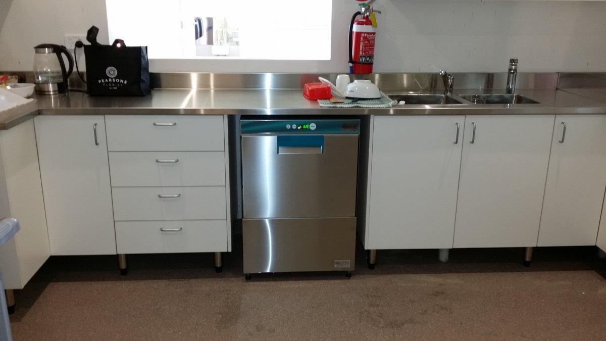 How to Choose Between a Passthrough Dishwasher vs. an Undercounter